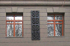 Вентиляционная решетка на фасаде здания